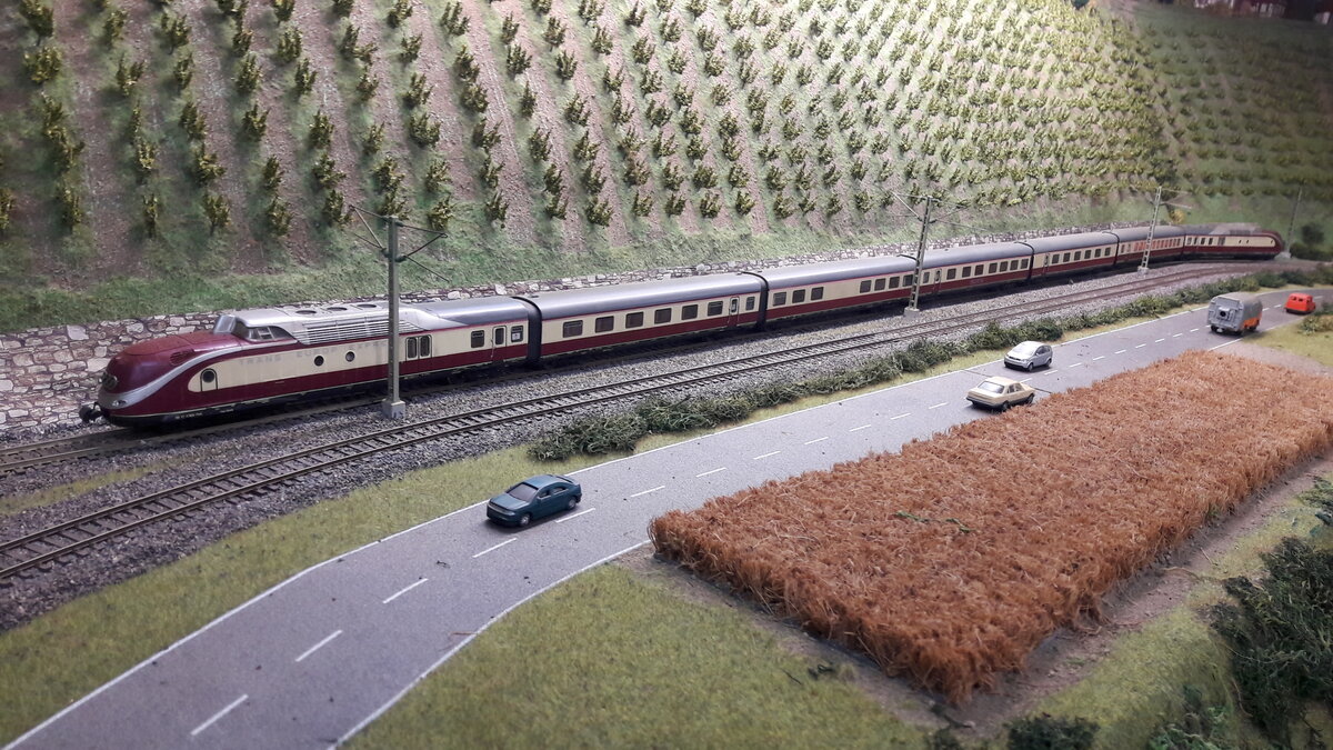 Der VT 11.5 ab 1968 BR 601 war der erste Paradezug der Bundesbahn. Er wurde erst im internationalen TEE Verkehr eingesetzt, später auch im nationalen TEE Verkehr. Im Zuge der IC Einführung wechselte dann auch das Frontschild von TEE auf DB. Weiterhin viele Jahre später gab es Ihn als Alpensee Express, DR Max Liebermann, eine dänische Version usw. usw . 
Hier nun als 7 teiliges Rocomodell (eines der ersten) 43011, in Helvetia Ausführung, DC digital