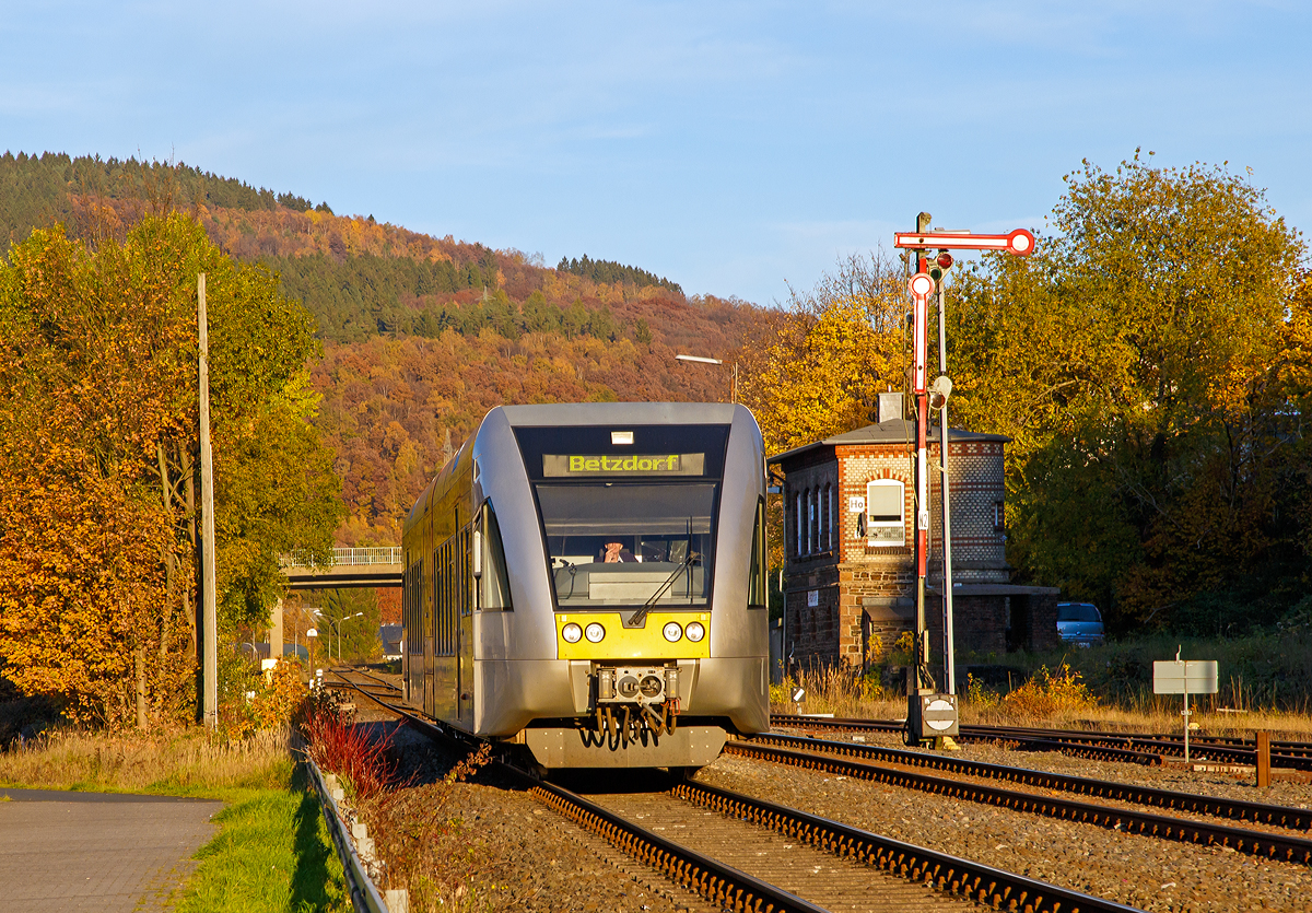 
Der VT 116 (95 80 0646 416-7 D-HEB / 95 80 0946 916-3 D-HEB / 95 80 0946 416-4 D-HEB) ein Stadler GTW 2/6 der HellertalBahn passiert am 02.11.2015, als RB 96  HellertalBahn  (Neunkirchen / Kr. Siegen - Herdorf - Betzdorf/Sieg), das Stellwerk Herdorf Ost (Ho) und erreicht bald den Bahnhof Herdorf.

Noch ein paar Wochen dann ist auch das Unternehmen HellertalBahn Geschichte, denn zum Fahrplanwechsel im Dezember 2015 übernimmt auch diese Strecke die HLB (Hessische Landesbahn).
