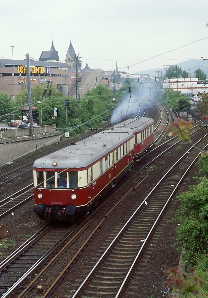Der VT 137 099 ist bei einer Sonderfahrt im Sommer 1996 in Koblenz in Richtung Neuwied unterwegs