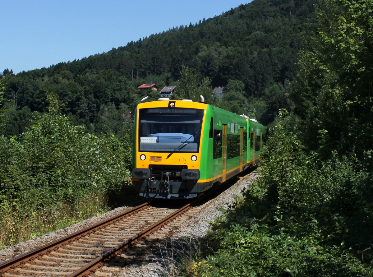 Der VT 16 und der VT 27 als RB nach Bayerisch Eisenstein am 02.08.2013 unterwegs bei Ulrichsberg.