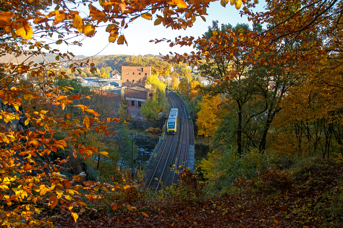 
Der VT 202 (95 80 0640 102-9 D-HEB) ein Alstom Coradia LINT 27 der (Hessische Landesbahn) hat am 27.10.2015 Scheuerfeld/Sieg verlassen und fährt, als RB 95  Sieg-Dill-Bahn  (Siegen - Au/Sieg), weiter in Richtung Wissen. Hier überquert er gerade in Scheuerfeld die Siegbrücke bevor es in den 32 m langen Mühlburg-Tunnel (wird auch Mühleberg-Tunnel genannt) geht. Nach dem Tunnel geht es dann schon wieder über die Sieg, denn hier befindet sich eine Siegschleife.