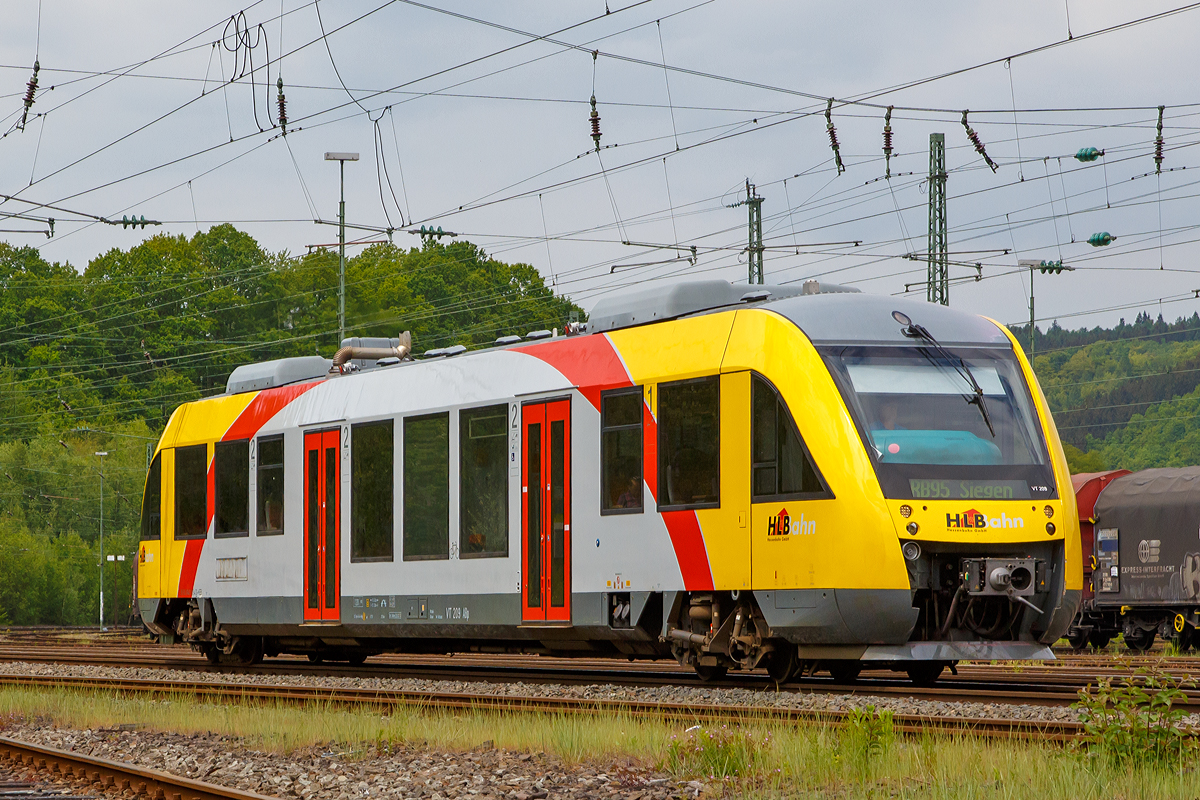 
Der VT 209 ABp (95 80 0640 109-4 D-HEB) ein Alstom Coradia LINT 27 der HLB (Hessische Landesbahn) erreicht nun bald (17.05.2015), als RB 95  Sieg-Dill-Bahn  (Au/Sieg - Siegen), den Bahnhof Betzdorf/Sieg. 

Der Alstom Coradia LINT 27 wurde 2004 von Alstom (vormals Linke-Hofmann-Busch GmbH (LHB) in Salzgitter unter der Fabriknummer 1187-009 gebaut und an die vectus Verkehrsgesellschaft mbH, mit dem Fahrplanwechsel am 14.12.2014 wurden alle Fahrzeuge der vectus nun Eigentum der HLB.
