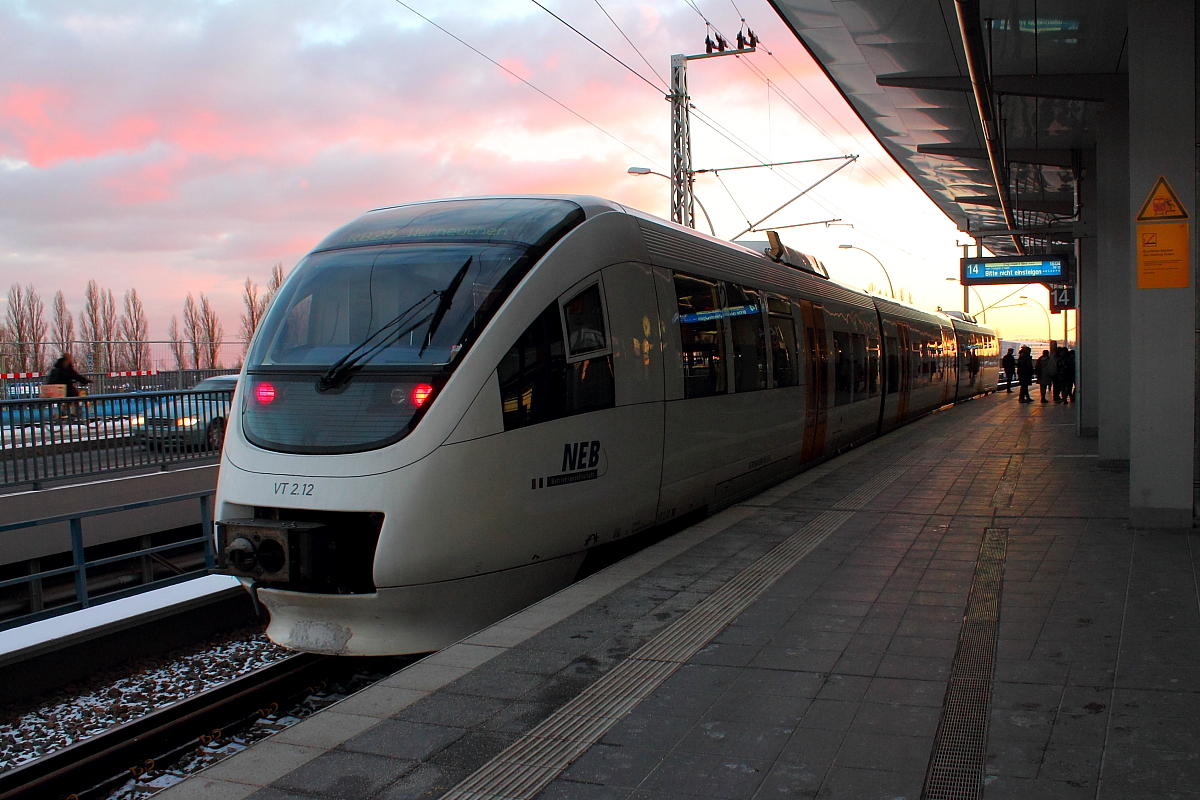 Der VT 2.12 (95 80 0643 860-9 D-ERB) der Eurobahn im Dienste der NEB.
Der Triebwagen hat am 06.01.2017 auf der RB 12 seinen Endbahnhof Berlin Ostkreuz erreicht und fährt in einigen Minuten als RB 25 nach Werneuchen.

