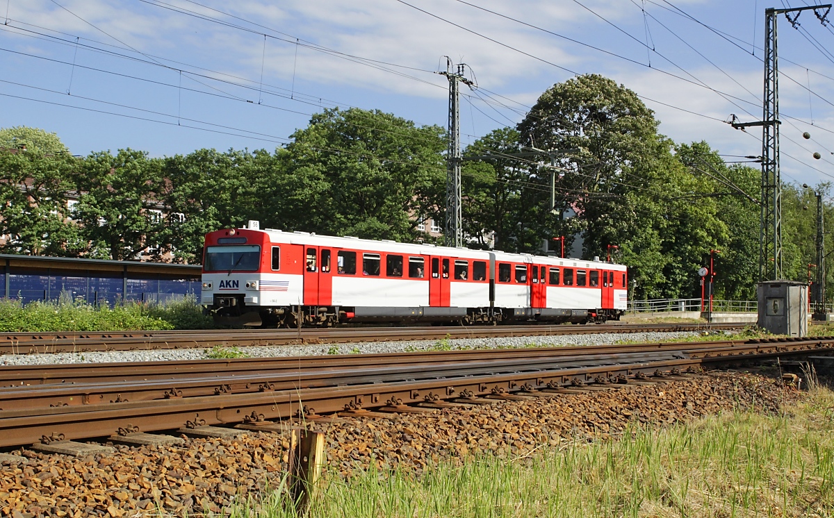 Der VT 2.56 der AKN fährt am 10.07.2023 aus Elmshorn nach Ulzburg Süd aus
