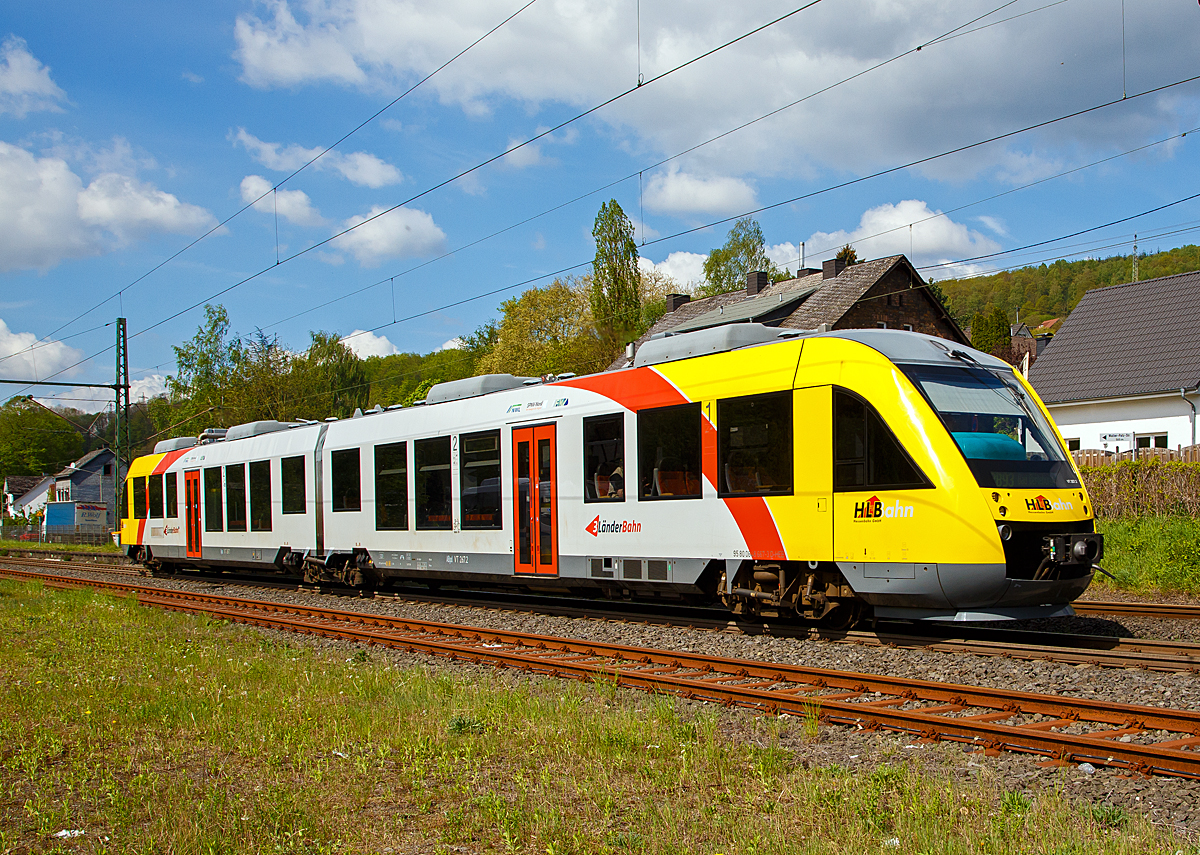 
Der VT 267 (95 80 0648 167-4 D-HEB / 95 80 0648 667-3 D-HEB) ein Alstom Coradia LINT 41 der HLB (Hessische Landesbahn), hat am 29.04.2019 den Bf Brachbach/Sieg verlassen und fährt als RB 93  Rothaarbahn   weiter in Richtung Siegen.