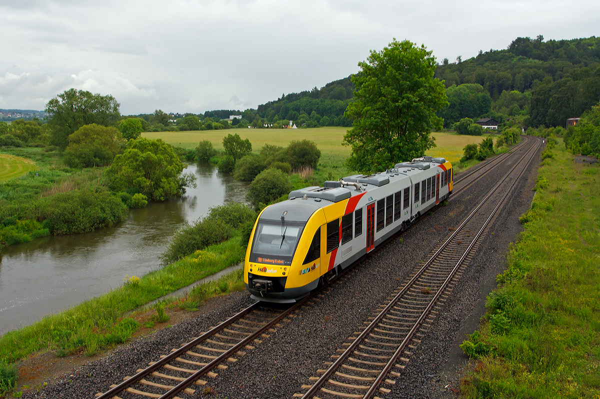 
Der VT 281 (95 80 0648 021-3 D-HEB / 95 80 0648 521-2 D-HEB) ein LINT 41 der HLB (Hessische Landesbahn) am 27.05.2014 kurz vor der Einfahrt in den Bahnhof Leun/Braunfels. Er fährt als RB 25  Lahntalbahn  die Verbindung Gießen - Wetzlar - Limburg a.d. Lahn.  

Der LINT 41 wurde 2011 bei Alstom gebaut. Er hat die EBA-Nummer  EBA 10C 08B 012.