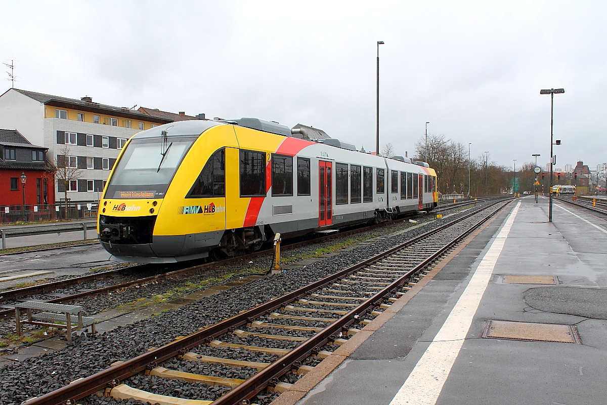 Der VT 283 der HLB (95 80 0648 023-9+95 80 0648 523-8 D-HEB) steht im Dauerregen am 29.03.2015 in der Abstellanlage in Fulda.