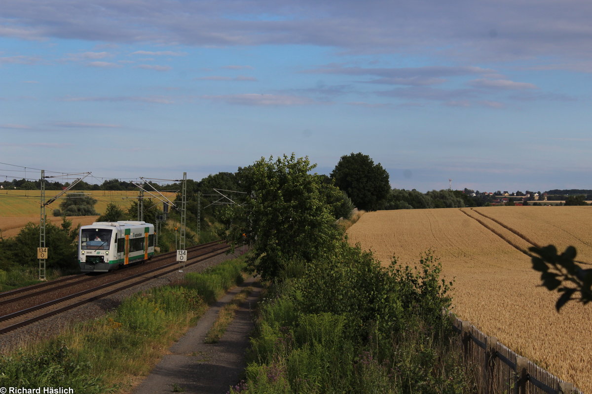 Der VT 50 der Vogtlandbahn fährt als RB 2 nach Adorf durch Steinpleis.