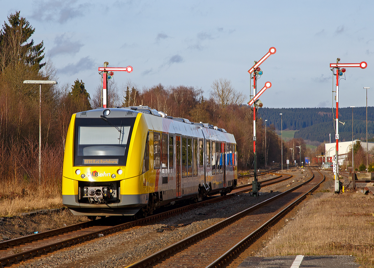 
Der VT 503 (95 80 1648 103-7 D-HEB / 95 80 1648 603-6 D-HEB) der HLB (Hessische Landesbahn GmbH), ein Alstom Coradia LINT 41 der neuen Generation / neue Kopfform, hat Hp 2 und fährt am 06.02.2016, als RB 93  Rothaarbahn  (Betzdorf/Sieg - Siegen - Kreuztal - Bad Berleburg), vom Bahnhof Erndtebrück weiter in Richtung Bad Berleburg. 

Der Triebzug befährt die KBS 443  Rothaarbahn , diese führt von Kreuztal über Erndtebrück nach Bad Berleburg. Bis Anfang der 1980er Jahr konnte man von dort weiter in Richtung Frankenberg (Eder) fahren, die Strecke wurde aber leider abgebaut. 

Hier in Erndtebrück beginnt aber auch die KBS 623  Obere Lahntalbahn , diese führt über Bad Laasphe und Biedenkopf nach Cölbe. Die  Rothaarbahn  führt hier im Bild nach links weg und die  Obere Lahntalbahn  nach rechts.