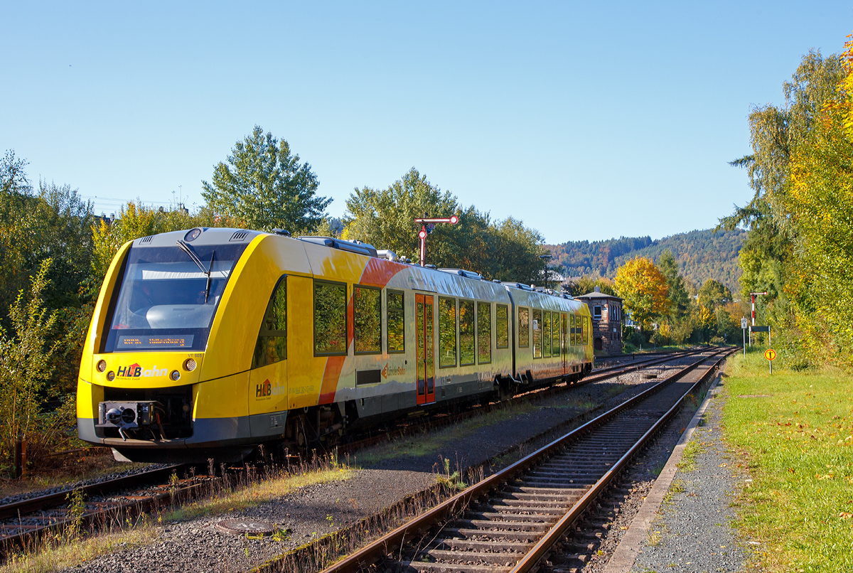 
Der VT 505  (95 80 1648 105-2 D-HEB / 95 80 1648 605-1 D-HEB) der HLB (Hessische Landesbahn GmbH), ein Alstom Coradia LINT 41 der neuen Generation, fährt am 01.10.2017, als RB 96  Hellertalbahn   (Betzdorf - Herdorf - Neunkirchen - Haiger - Dillenburg), in den Bahnhof Herdorf ein.