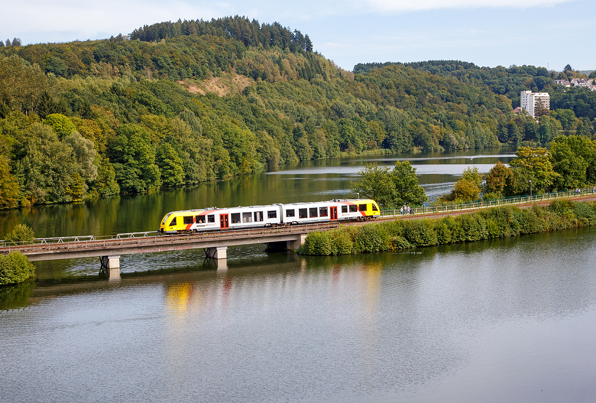 
Der VT 505 (95 80 1648 105-2 D-HEB / 95 80 1648 605-1 D-HEB) der HLB (Hessische Landesbahn GmbH), ein Alstom Coradia LINT 41 der neuen Generation, überquert am 11.09.2016, als RB 92  Biggesee-Express  (Finnentrop - Olpe), das letztemal die Bigge bevor er bald die Endstation Olpe erreicht.