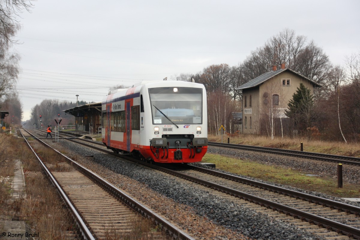 Der VT 513 der City Bahn Chemnitz am 14.12.2015 bei der Ausfahrt aus dem oberen Bahnhof Wittgensdorf nach Chemnitz.
Links die ehemalige Strecke nach Limbach - Oberfrohna welche heute noch bis zum Tanklager Hartmannsdorf bedient wird.