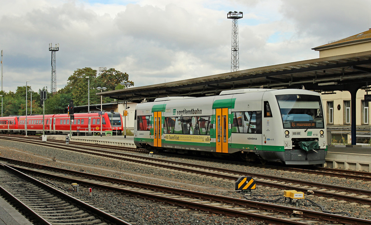 Der VT 52, ein Regio-Shuttle RS1 von Stadler und eines von 8 Fahrzeugen dieses Typs in den Diensten der Vogtlandbahn, ist am 05.10.2016 gerade als VBG 81084 aus Weischlitz kommend in Gera Hbf eingetroffen. Von hier wird er in wenigen Minuten als VBG 81089 nach Plauen (Vogtl) ob Bf unterwegs sein, bis Weischlitz absolut identisch mit der Strecke der Hinfahrt. In der Bahnhofslandschaft von Plauen hat sich auch
einigens getan, die Bahnhöfe Zellewolle, unterer Bf und Chrieschwitz (alle an der
Elstertalbahn gelegen) gibt es nicht mehr, dafür wurde der neue Halt Plauen Mitte geschaffen, der eine bessere Anbindung an den örtlichen Nahverkehr gewährleistet.
Links im HG fährt übrigens gerade ein RE aus Bad Langensalza ein, bestehend aus
insgesamt 3 Triebwagen der BR 612 mit immerhin insgesamt 5 Fahrgästen, die privaten EVUs sind da meistens nicht ganz so großzügig. 