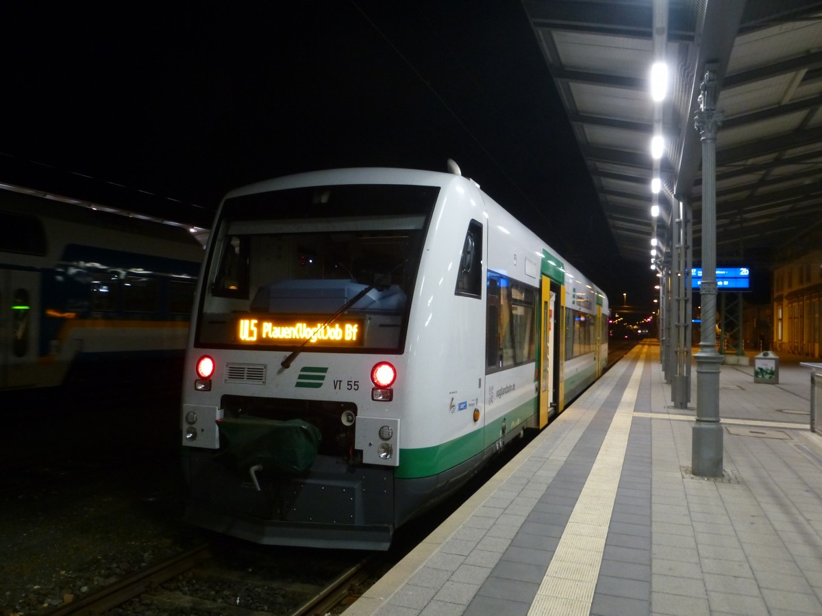 Der VT 55 der Vogtlandbahn steht hier am 12.04.14 zur Fahrt nach Plauen in Hof zur Abfahrt bereit.