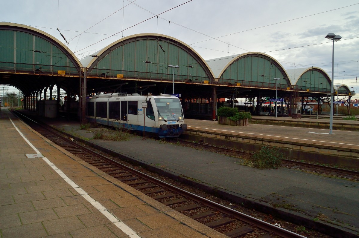 Der VT 6.004 der Rurtalbahn ist hier im Auftrag der DB als RB 39 nach Dalheim beim verlassen der Bahnsteighalle im Mönchengladbacher Hbf zusehen. 21.12.2013