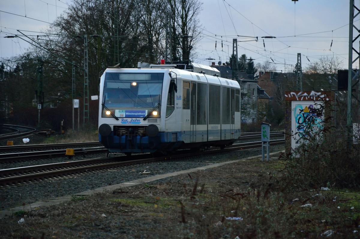 Der VT 6.006 ist am Mittwochabend als RB 34 nach Mönchengladbach Hbf unterwegs.
Hier ist er bei der Einfahrt in Rheydt Hbf. 14.1.2015