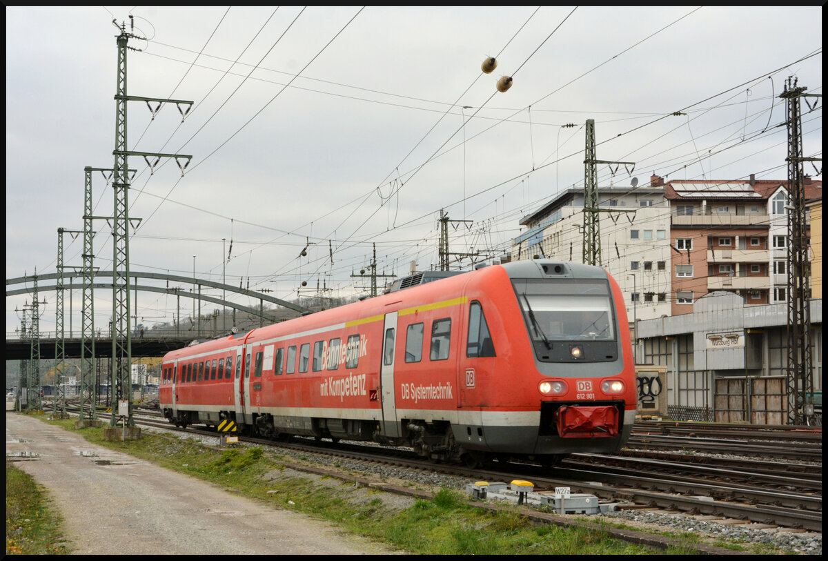 Der VT 612 901 von DB Systemtechnik war am 22.11.2023 in Würzburg auf dem Weg nach Süden. Am folgenden Tag fanden Messfahrten auf der Brenzbahn zwischen Aalen und Ulm statt. Der vormals auf dem Dach montierte Messstromabnehmer ist mittlerweile nicht mehr an Bord des VT.