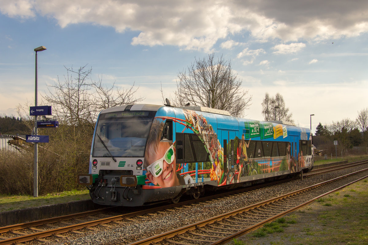 Der VT 64 (650 564-7), als Werbetriebzug für das schöne Vogtland, ist am 7. April 2019 in Kürbitz unterwegs gen Weischlitz. 