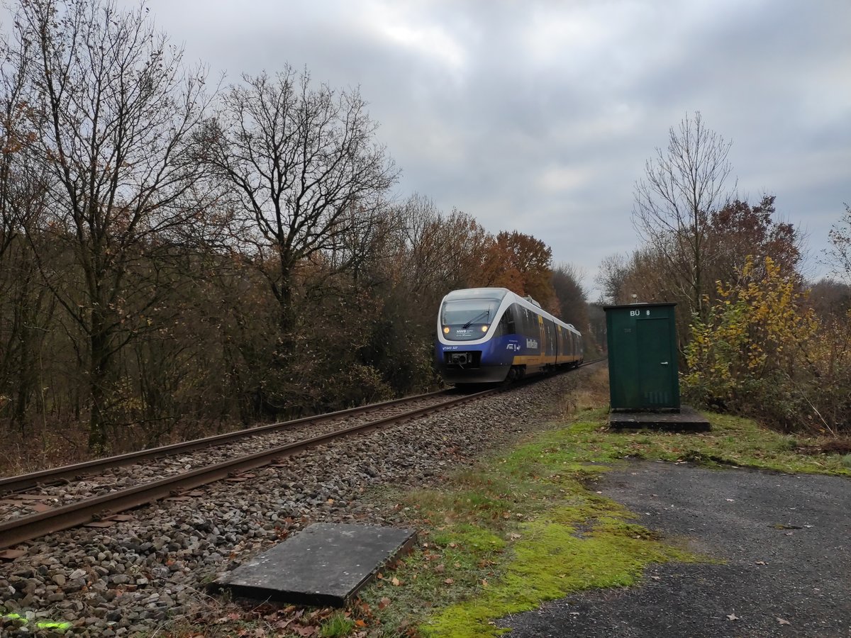 Der VT 643 327 der NordWestBahn ist hier als RB 75 von Bielefeld nach Osnabrück unterwegs. Er hat gerade den Bahnhof Hilter verlassen und fährt hier in den steilsten Streckenabschnitt zwischen Hilter und Hankenberge. VT 643 327 ist einer der letzten Triebwagen der NordWestBahn, die noch das alte Design mit dem gelben Streifen besitzen.
