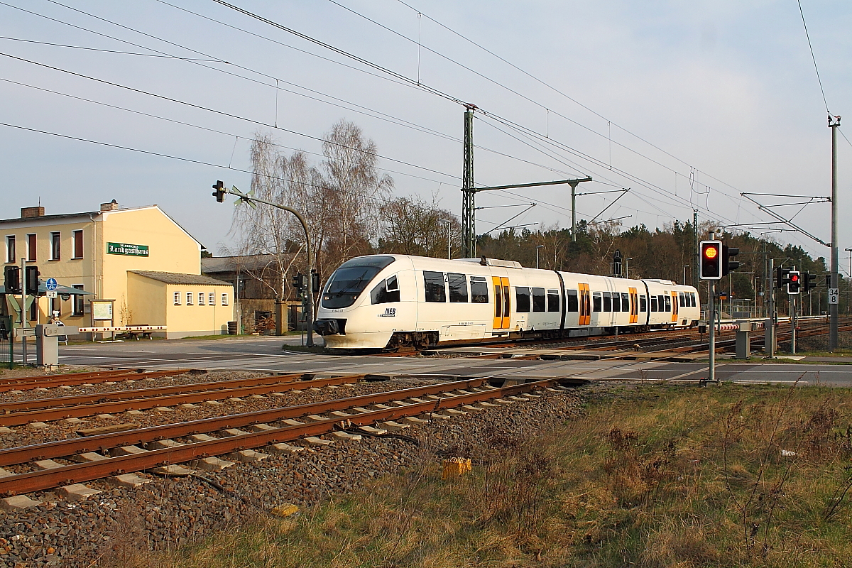 Der VT 643.03 (95 80 0643 360-0 D-NEBB) der NEB auf der Fahrt von Berlin Ostkreuz nach Templin Stadt am 12.04.2018 in Nassenheide.