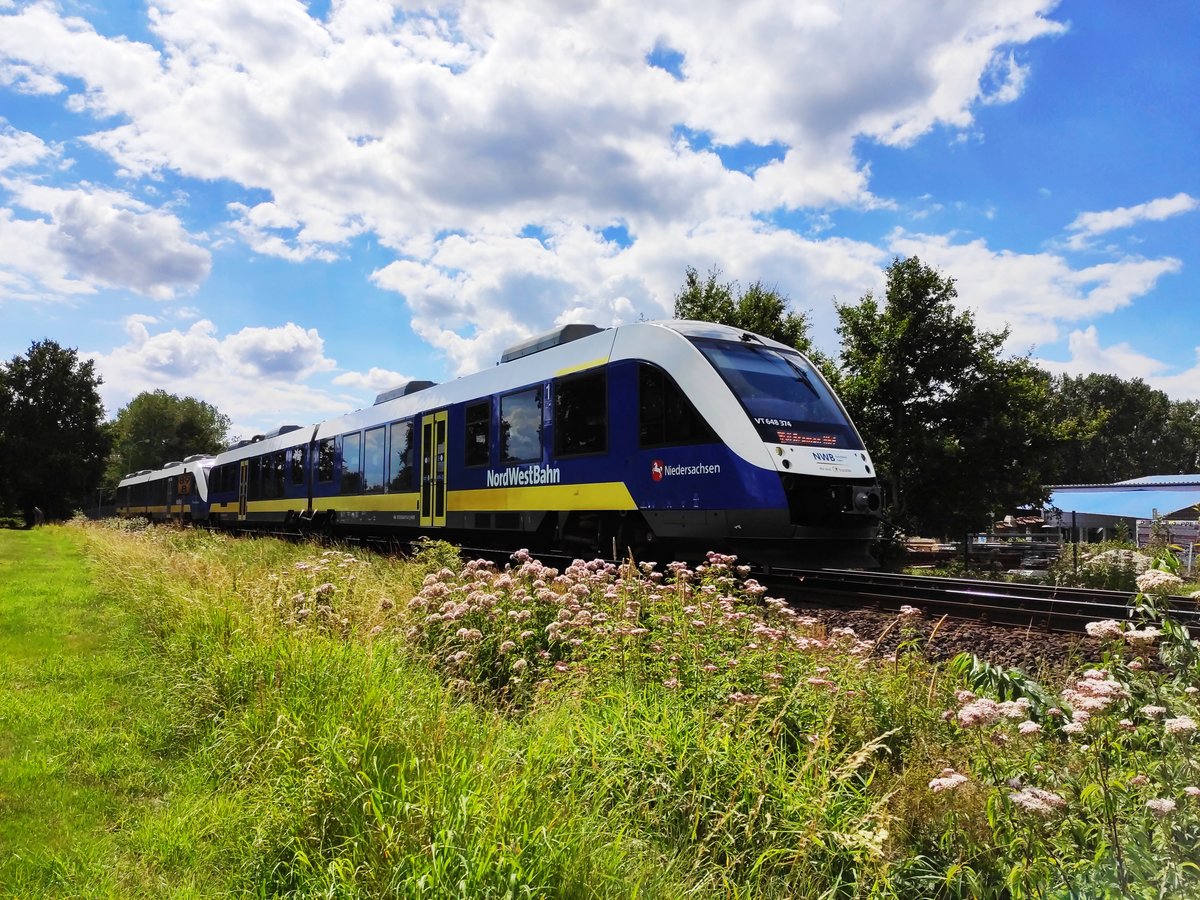 Der VT 648 374 fährt mit einem weiteren Triebwagen der Baureihe 648 als RB 58 nach Bremen Hbf. Der Zug wird in Kürze den Bahnhof Hesepe erreichen.