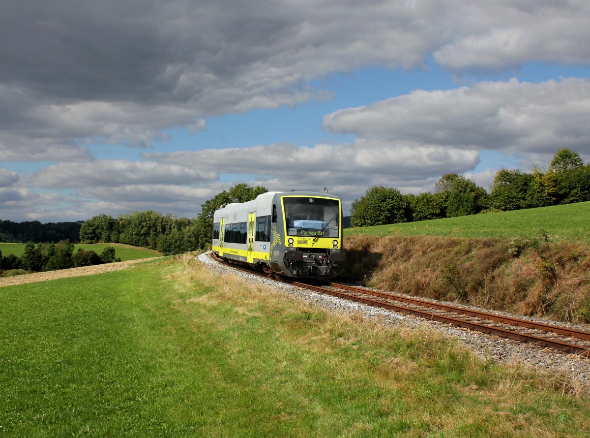 Der VT 650 706 nach Passau am 27.09.2015 unterwegs bei Karlsbach.