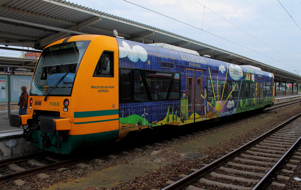 Der VT 650.65  Wald-Solar-Heim-Express  der ODEG auf der RB 60 als RB 79565 nach Frankfurt (Oder) am 31.08.2013 in Berlin-Lichtenberg.

NVR-Nr.:   95 80 0650 065-5 D-ODEG
Baujahr:   2004 
Fabriknr.: 37305