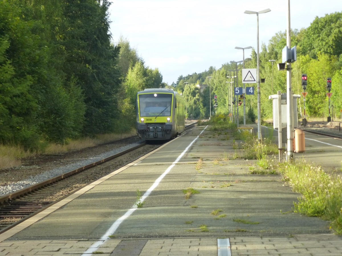 Der VT 650.713 hat hier am 21.09.2013 als ag nach Mnchberg Einfahrt in Oberkotzau auf Gleis 5.