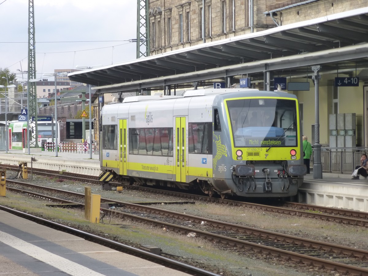 Der VT 650.713 steht hier am 12.10.2013 als ag aus Kirchenlaibach im Hofer Hbf.