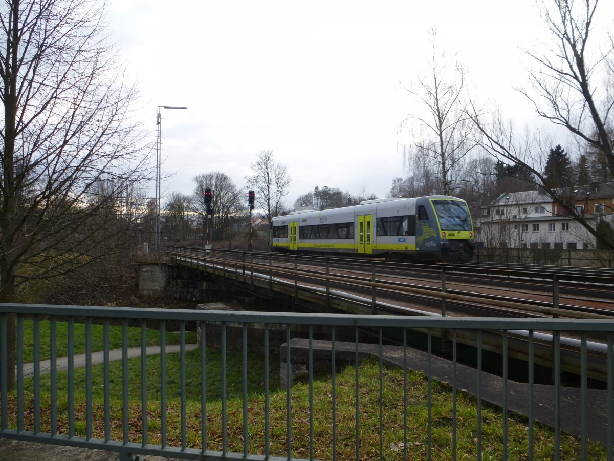 Der VT 650.725 von Agilis fährt hier am 28.12.13 über die Eisenbahbrücke in Oberkotzau.
Der Trienzug war als ag von Hof nach Kirchenlaibach unterwegs.