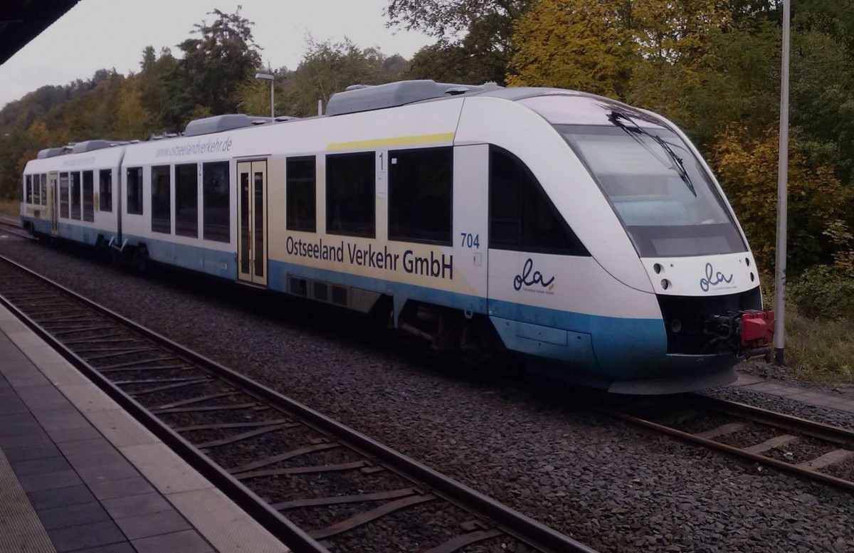 Der VT 704 war ehemals im Fuhrpark der Ostseeland Verkehr und wurde von der Hessischen Landesbahn geliehen. Das Fahrzeug wird zurzeit als Reserve eingesetzt. Als Besonderheit hat dieser LINT 41 ein Radio, das man im Fahrgastraum hören kann. Fotografiert am 17.10.2015 im Bahnhof Weilburg.