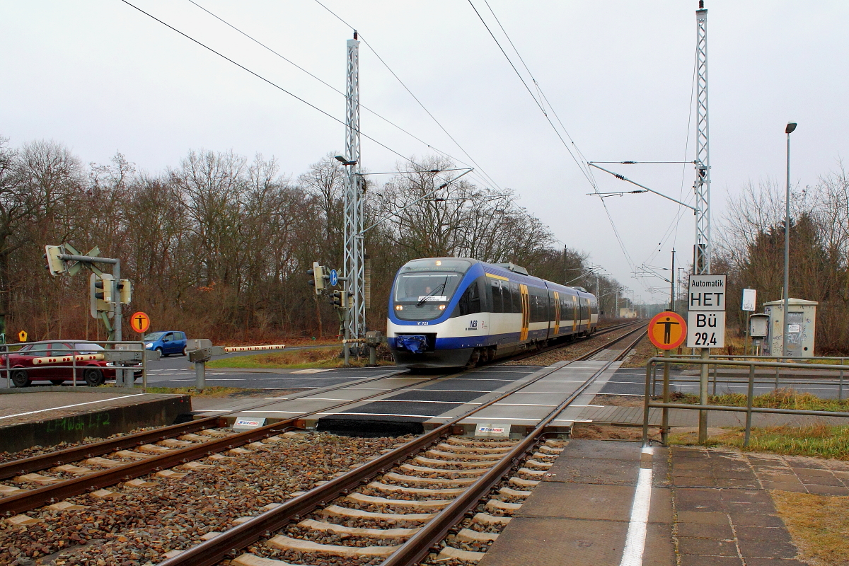 Der VT 729 (ex 95 80 0643 119-0 D-NOB) der Niederbarnimer Eisenbahn (NEB) auf der RB 12 von Templin Stadt nach Berlin Ostkreuz am 05.02.2016 kurz vor dem Halt in Sachsenhausen (Nordbahn).