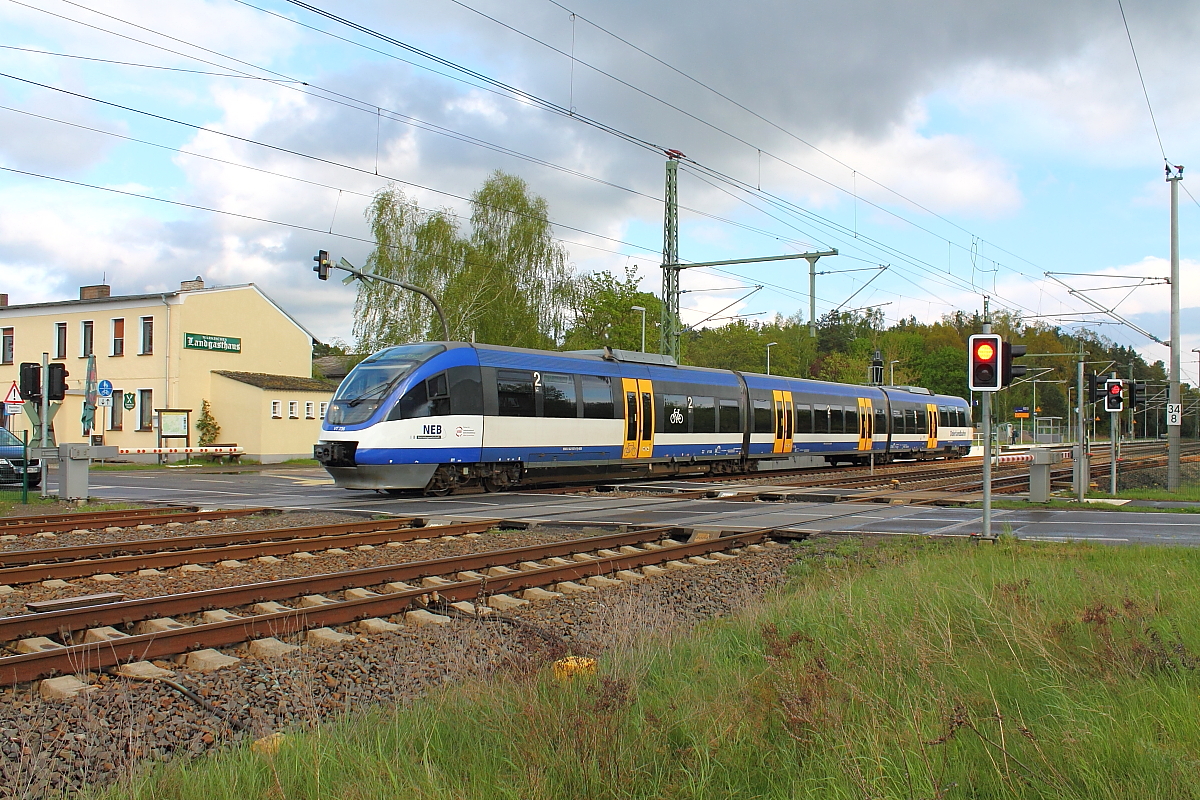 Der VT 736 (643 412-9 D-NEBB) auf der RB 12 von Berlin Ostkreuz nach Templin Stadt fährt am 26.04.2018 aus dem Bahnhof Nassenheide ab.