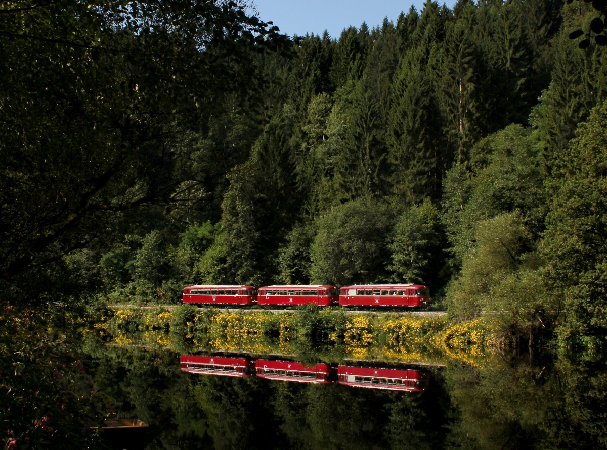 Der VT 98 der PEF als Sonderzug nach Freyung am 15.08.2013 unterwegs bei Fischhaus.