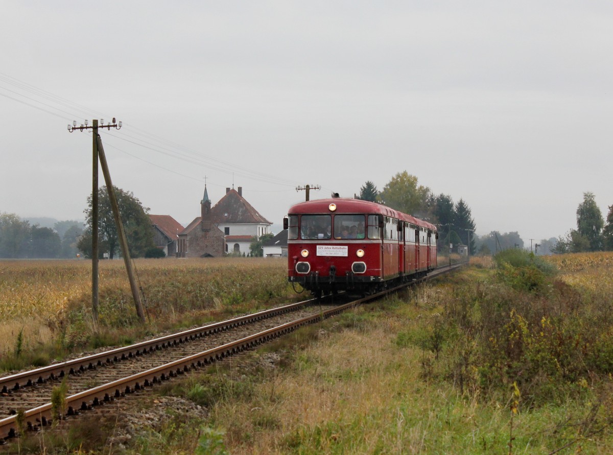 Der VT 98 der PEF als RB nach M�hldorf am 06.10.2013 unterwegs bei Luderbach.