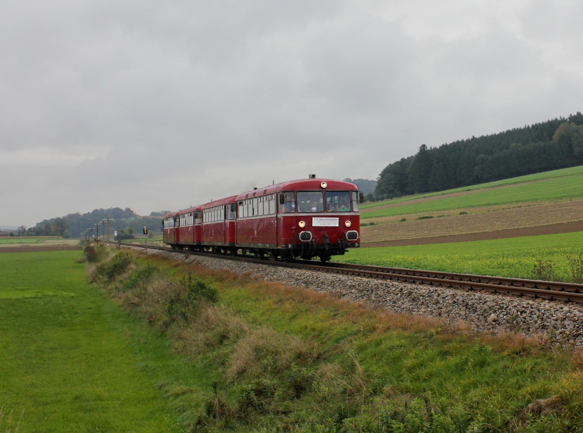 Der VT 98 der PEF als RB nach Mhldorf am 06.10.2013 unterwegs bei Anzenkirchen.