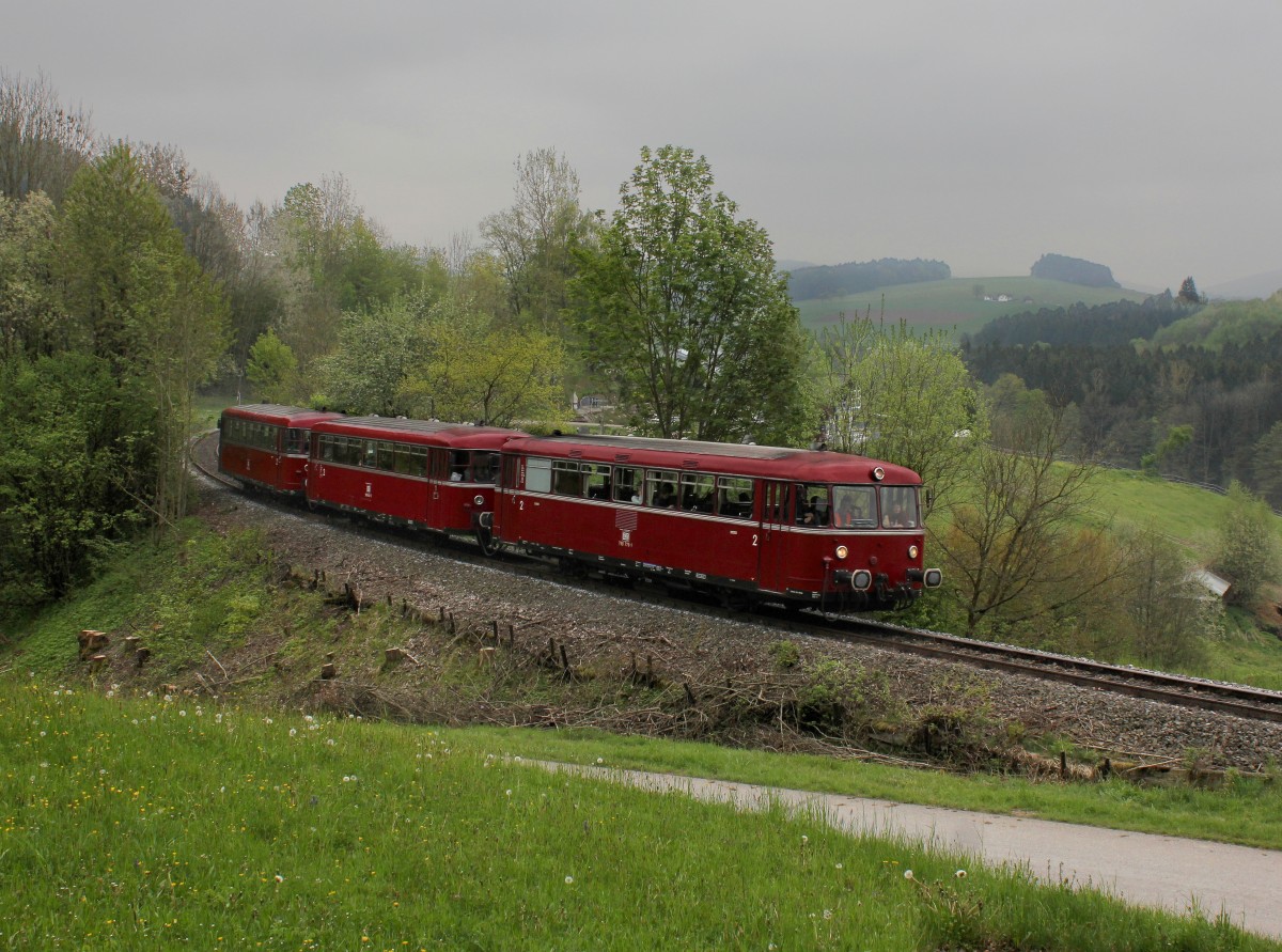 Der VT 98 der PEF nach Freyung am 01.05.2014 unterwegs bei Höhenberg.