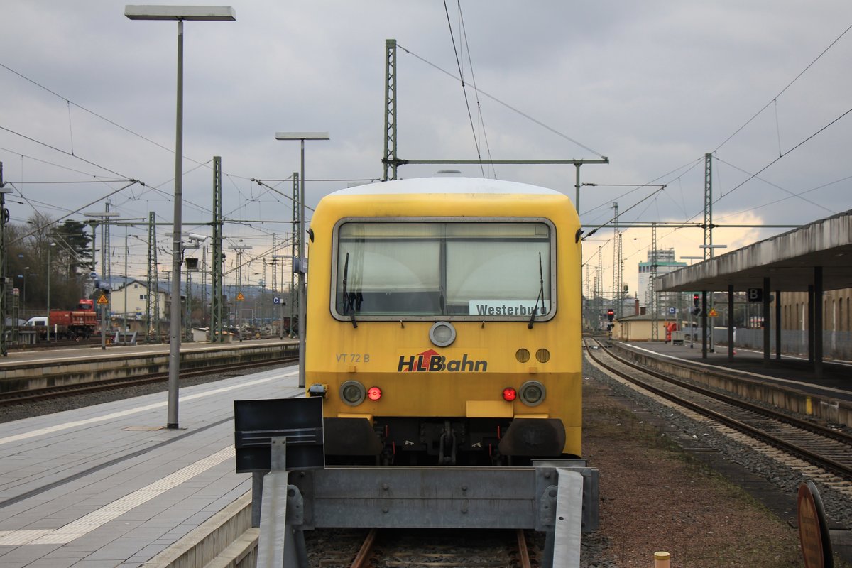 Der VT72 der HLB steht am 23.03.2018 gegen 13:30 in Limburg (Lahn) am Prellbock. Der Triebwagen fährt wenig später zurück nach Westerburg, wo er dann übers Wochenende abgestellt wird.