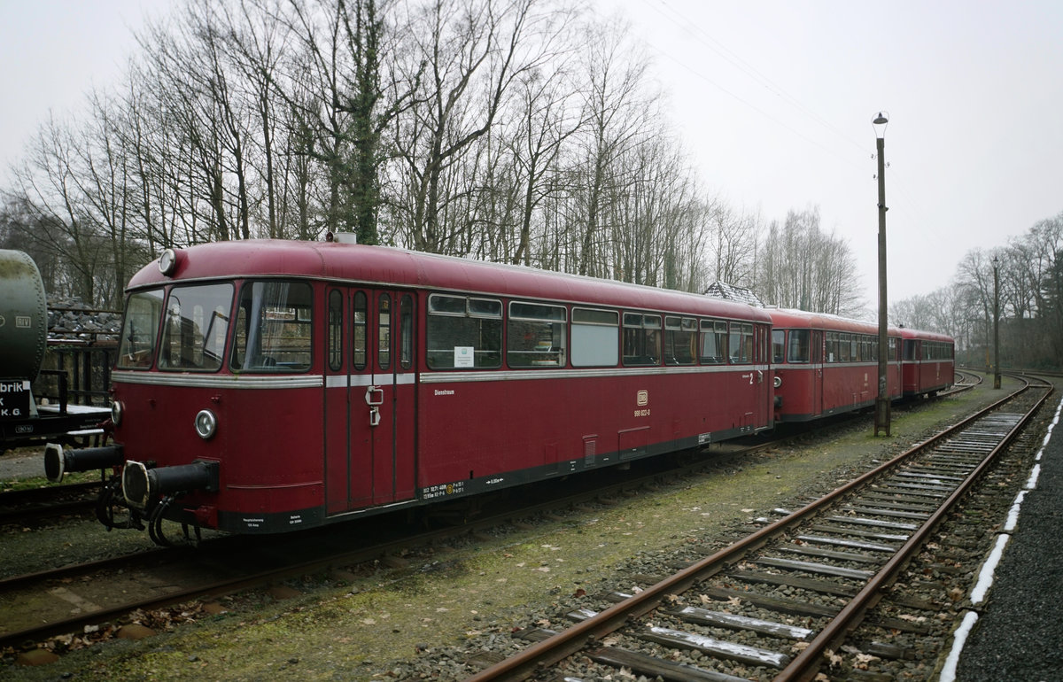 Der VT798 659-8 mit Bei- & Steuerwagen 996 304-2 und 998 822-1 (Uerdinger Schienenbus), abgestellt im Zechenbahnhof der Osnabrücker Dampflokfreunde e. V. am Piesberg.

