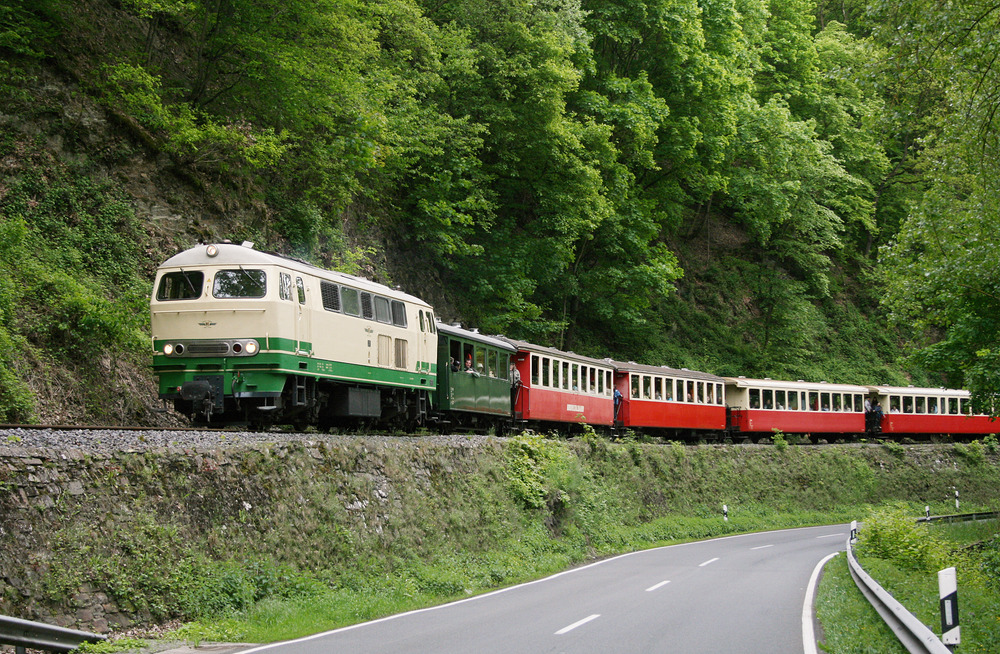 Der Vulkan-Express unterwegs im Brohltal, angeführt von Lok D 5.
Erfreulicherweise fuhr mir kein Auto ins Bild.
Aufnahmedatum: 17.05.2012