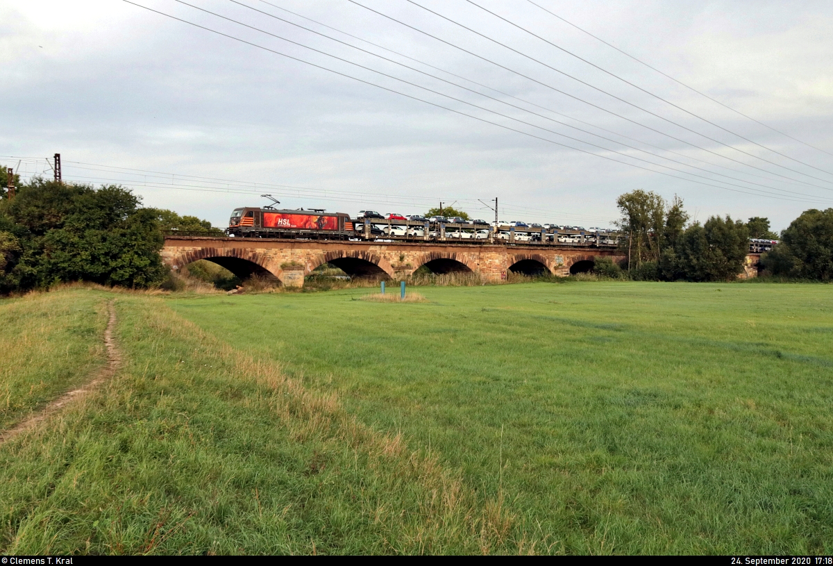 Der während der Umleiter-Phase schon zur Tradition gewordene Autotransportzug der BLG Logistics Group AG & Co. KG zeigt sich diesmal mit 187 536-8 in der Saaleaue bei Angersdorf Richtung Bahnhof Angersdorf.

🧰 HSL Logistik GmbH (HSL)
🚩 Bahnstrecke Halle–Hann. Münden (KBS 590)
🕓 24.9.2020 | 17:18 Uhr