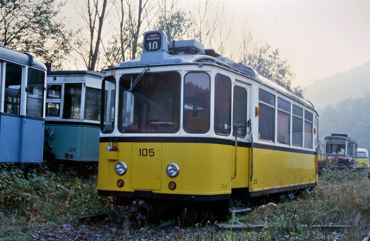 Der Wagen 105 der Stuttgarter Zahnradbahn wurde auf einem Reststück der früheren DB-Bahnstrecke Neckarsteinach-Schönau auf dem Areal des Bahnhofs Schönau abgestellt und sich selbst überlassen. Er sollte einst als historisches Fahrzeug auf dieser früheren DB-Bahnstrecke eingesetzt werden. Das Foto entstand im November 1984. Dieses Vorhaben scheiterte leider.
