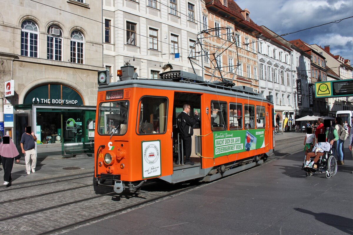 Der Wagen 251 der Grazer Verkehrsbetriebe wurde 1962 von SGP Graz auf einem Reservefahrwerk der 200er Serie aufgebaut.
Zuletzt war er als Arbeitswagen unterwegs und kam 2018 zum Tramwaymuseum Graz.
Am 6.8.2023 fuhr der knallig orange Wagen als Sommerbim zwischen Mariatrost und der Eggenbergerstraße hin und her hier am Hauptplatz.
