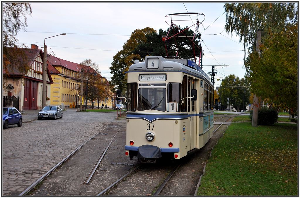 Der Wagen 37 setzt seine Fahrt am Depot vorbei fort Richtung Vogelwiese, der derzeitigen Endstation der ehemaligen Ringbahn. (24.10.2015)