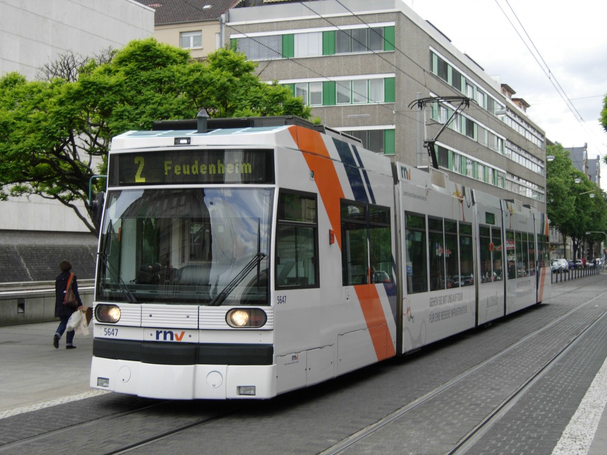 Der Wagen 5647 der RNV läuft seit einiger Zeit in neuer, vom bisherigen Farbschema abweichender Lackierung. Ob es sich dabei um ein Einzelstück handelt oder ob man zukünftig den bisher im unteren Bereich umlaufenden blauen Streifen aus Kostengründen einspart, weiß ich (noch) nicht. Fotografiert an der Haltestelle  Rathaus/Reiss-Museum  in Mannheim am 08.05.2014 um ca. 17:30 Uhr. 
