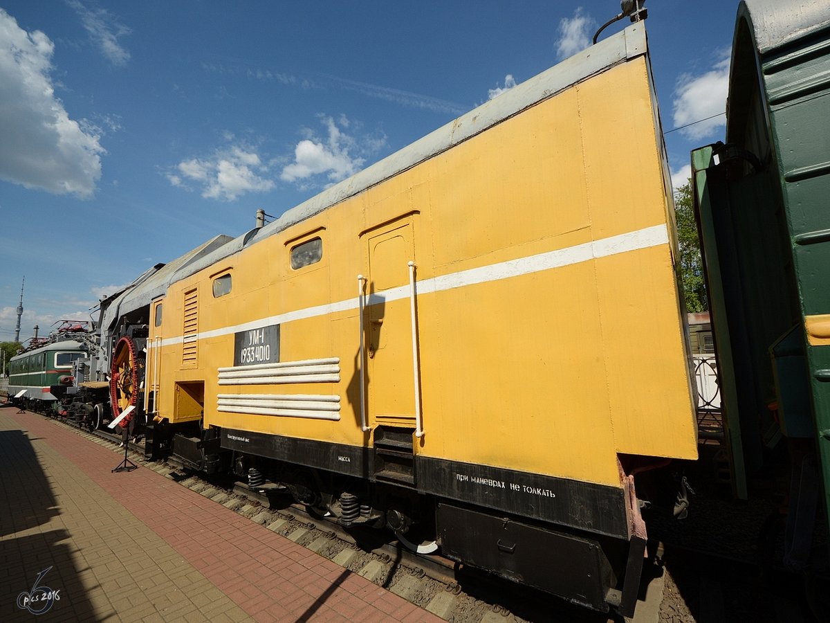 Der Wagen YM-1 19334010 für den Gleisbettbau im Eisenbahnmuseum von Moskau Anfang Mai 2016