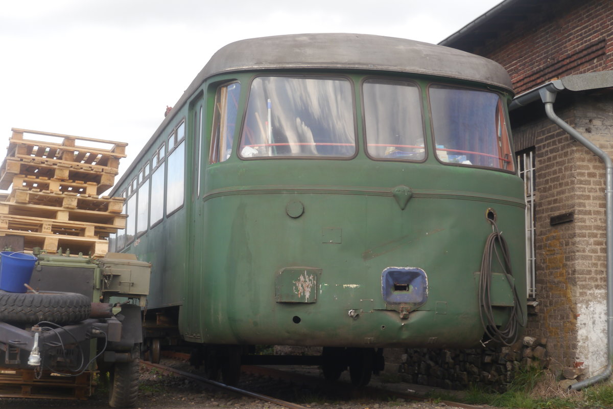 Der Wagenkasten eines MAN-Schienenbusses, vermutlich der ehemalige Steuerwagen VS 160 der Eisensbahn Köln-Mülheim_Leverkusen, im Außenbereich des Rheinischen Industriebahn-Museums Köln-Nippes, 29.10.16.