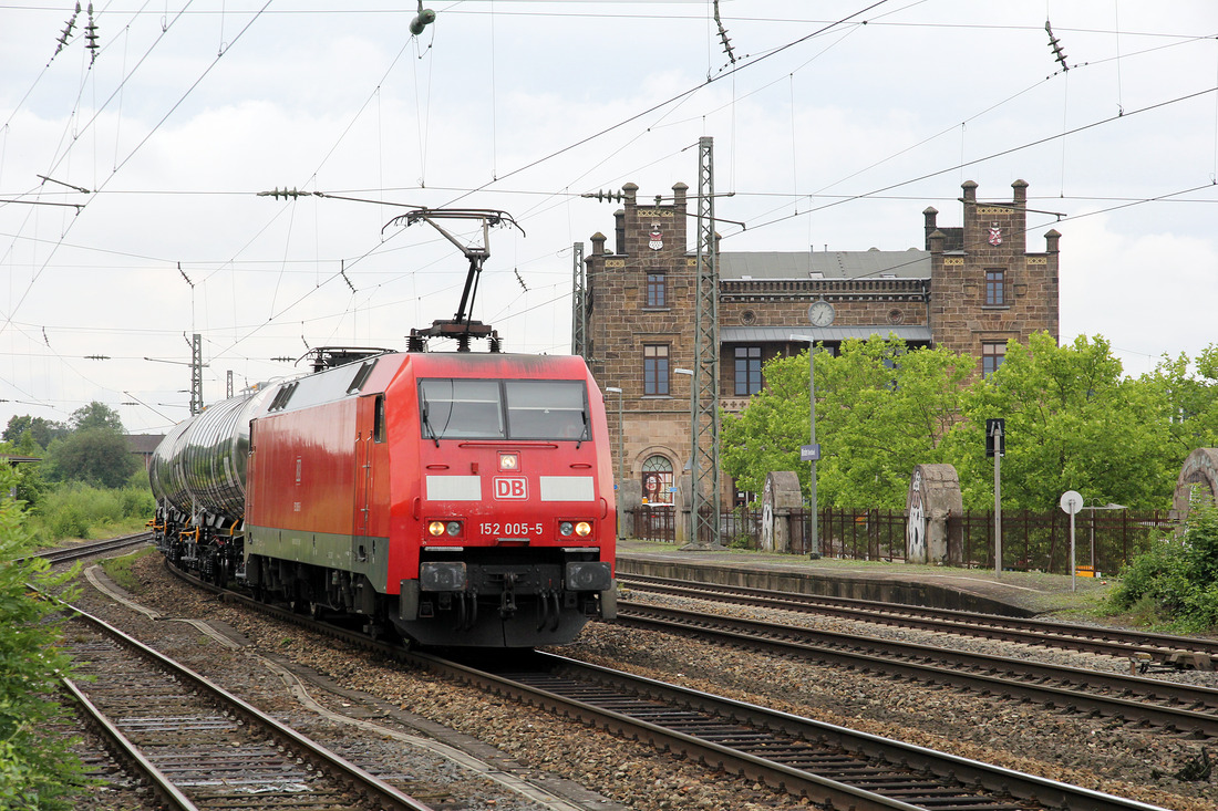 Der Wagenpark den 152 005 am Haken hatte, bestand zu einem Großteil aus nagelneuen Kesselwagen.
Aufgenommen am 28. Juni 2017 in Minden (Westfalen).