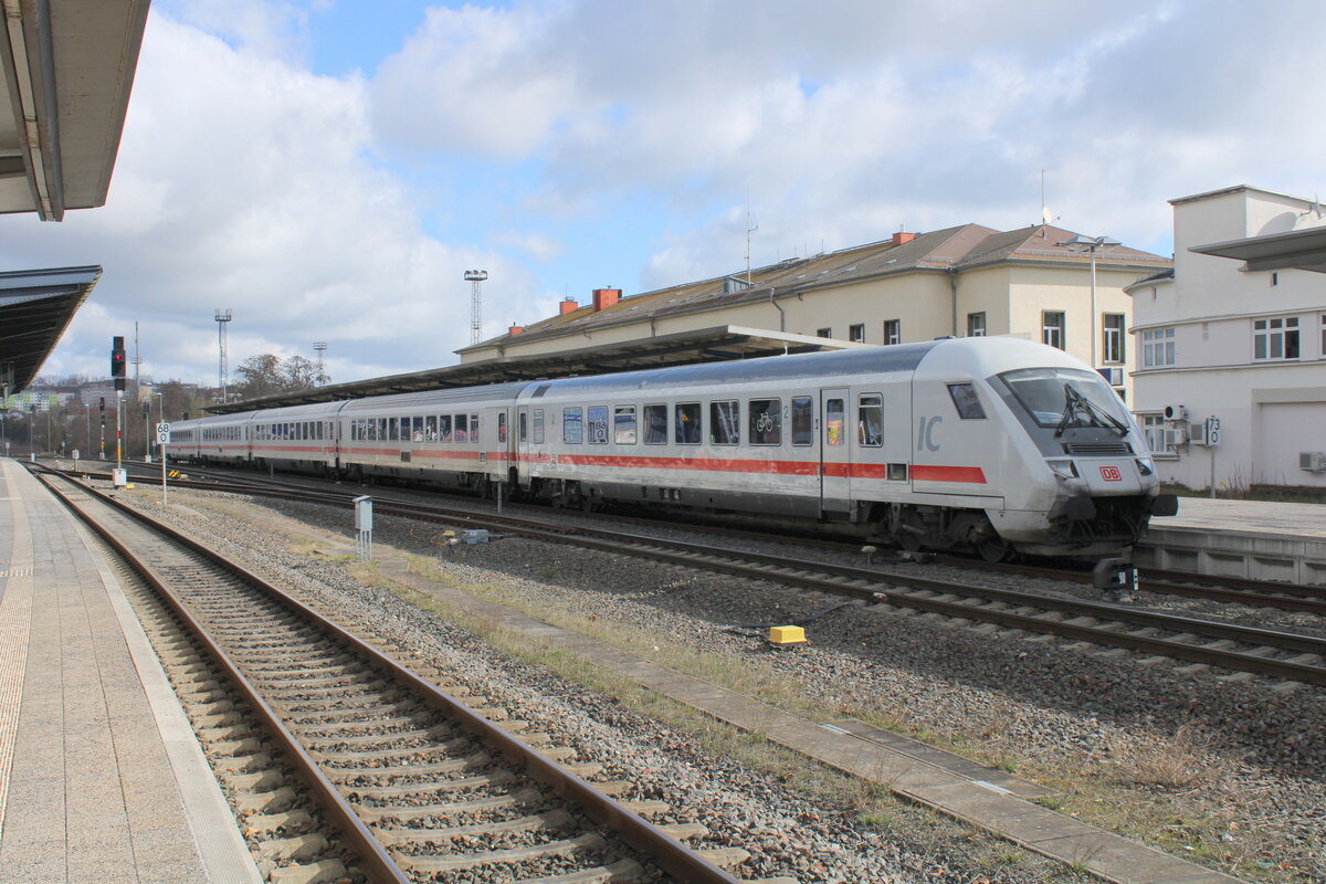 Der Wagenpark vom IC 2151 aus Kassel-Wilhelmshöhe, am 03.04.2023 nach der Ankunft in Gera Hbf. 