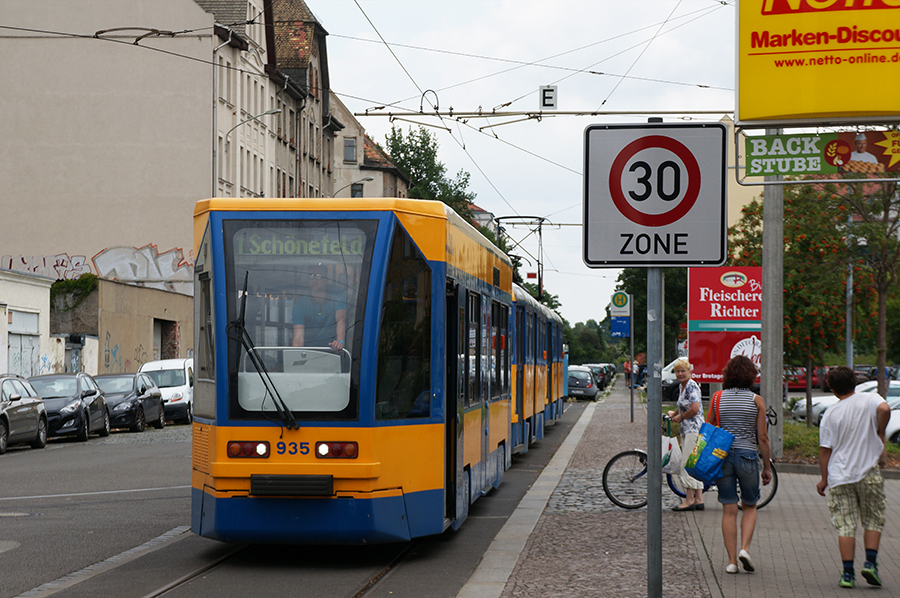 Der Wagenzug mit Beiwagen 935 setzt zurück zur Haltestelle Stannebeinplatz.